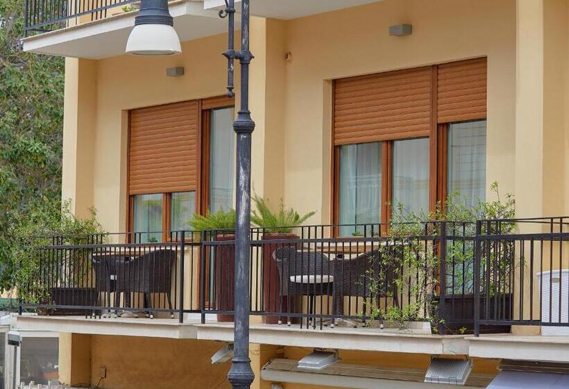اتاق لوکس با بالکن, Dea Guest House