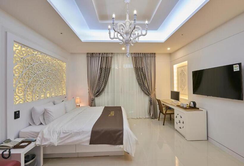 سوییت جونیور, Dubai