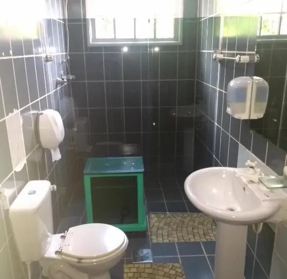 تختخواب در اتاق مشترک, Onça Da Praia Hostel