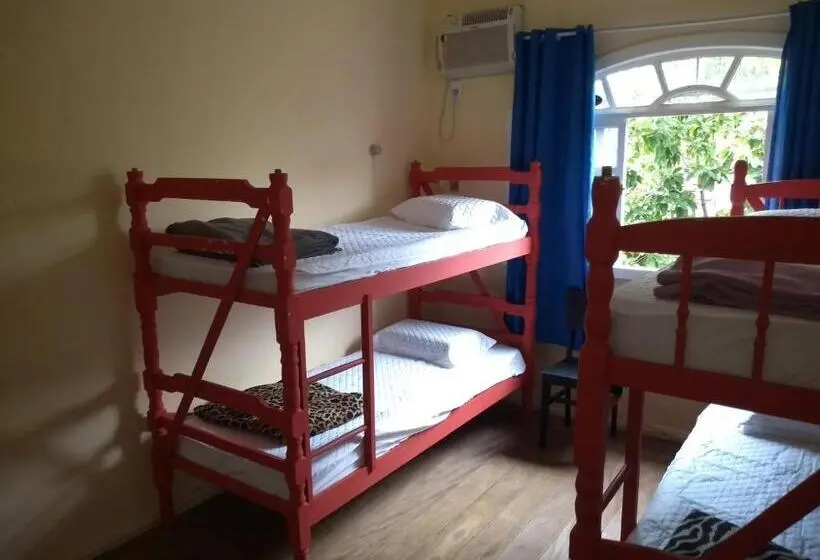 تختخواب در اتاق مشترک, Onça Da Praia Hostel