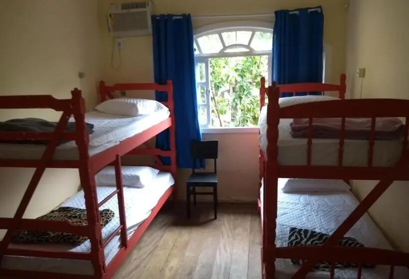 تختخواب در اتاق مشترک, Onça Da Praia Hostel