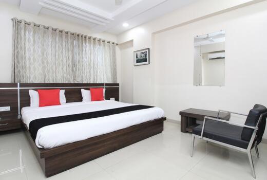 חדר דחוקס עם מיטת קינג, Aarya Regency