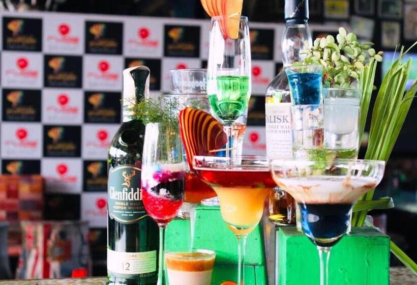 חדר דחוקס עם מיטת קינג, Aarya Regency