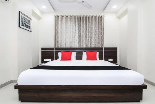 חדר דחוקס עם מיטת קינג, Aarya Regency