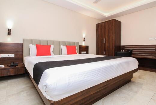 חדר דחוקס עם מיטת קינג, Aarya Regency