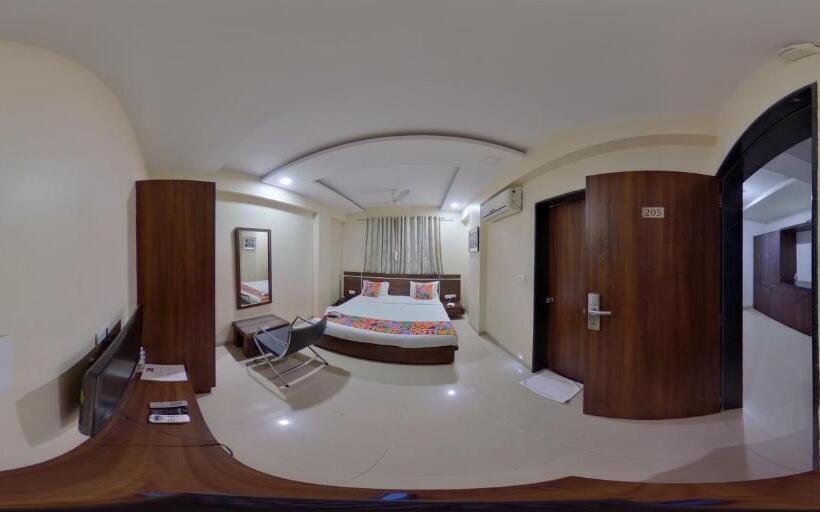 חדר דחוקס עם מיטת קינג, Aarya Regency