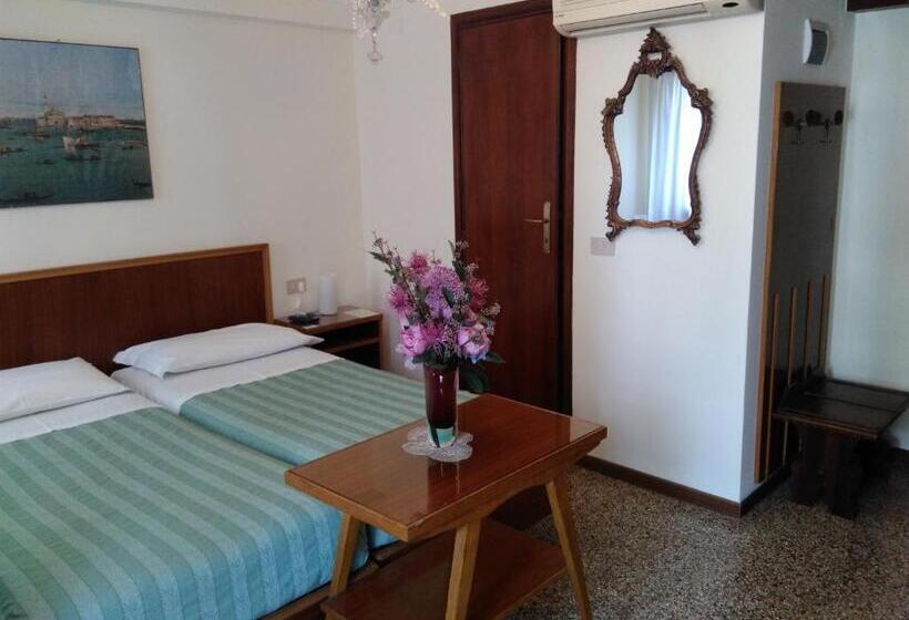 Eenvoudige Driepersoonskamer, Albergo Al Gobbo