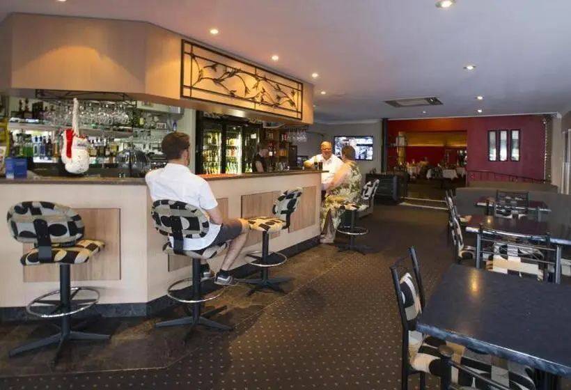 Perhesviitti, James Street Motor Inn