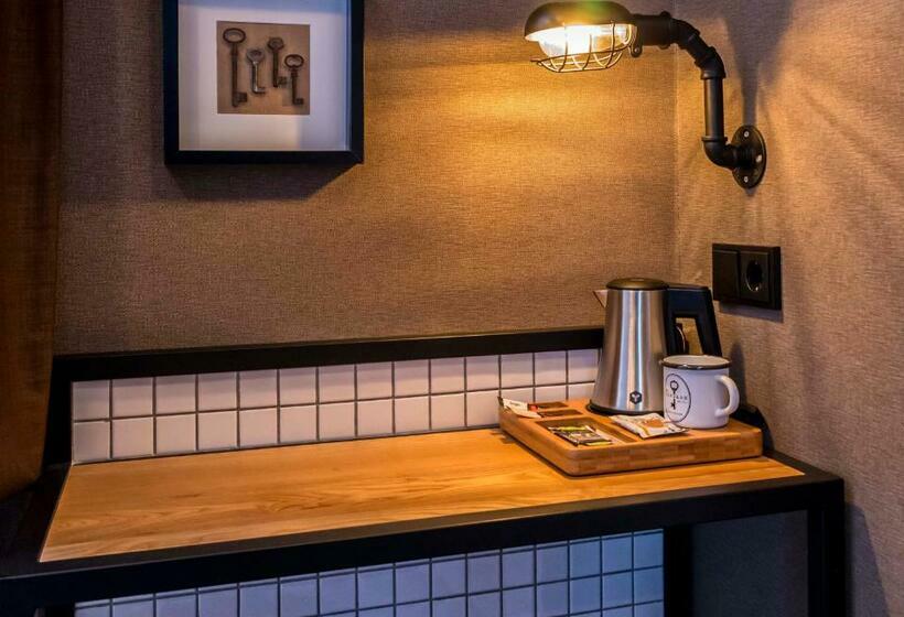 اتاق استاندارد یک نفره, Mr. Jordaan