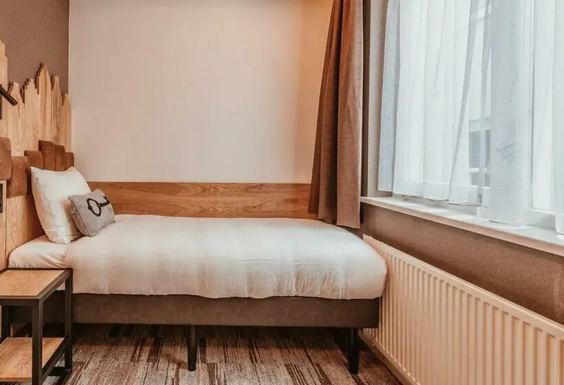 Standard Single Room, Mr. Jordaan