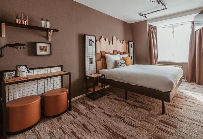 اتاق استاندارد با چشم‌انداز, Mr. Jordaan