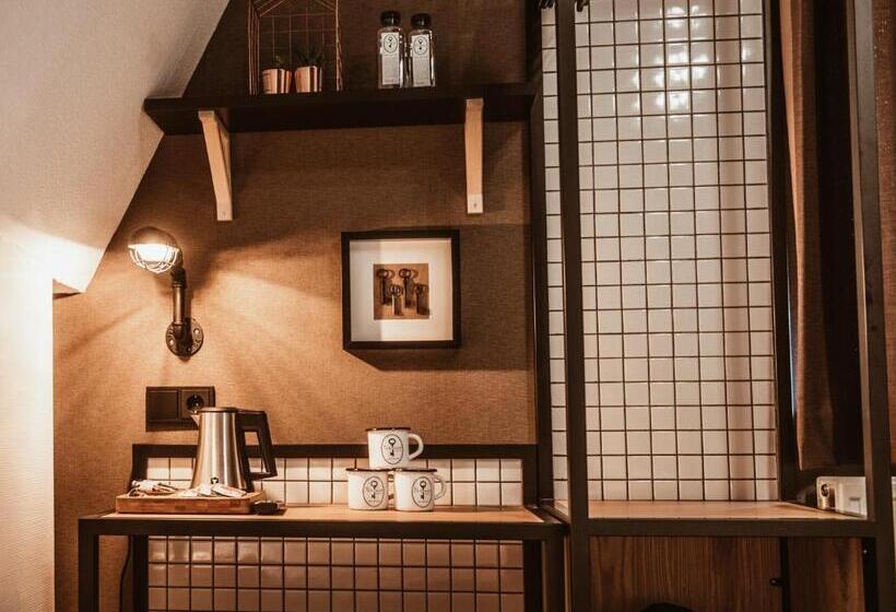 اتاق استاندارد سه نفره, Mr. Jordaan