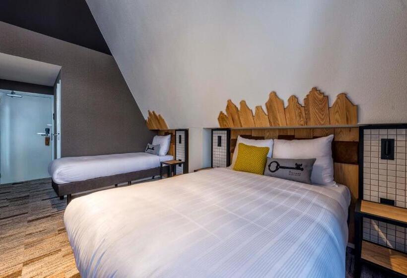 اتاق استاندارد سه نفره, Mr. Jordaan