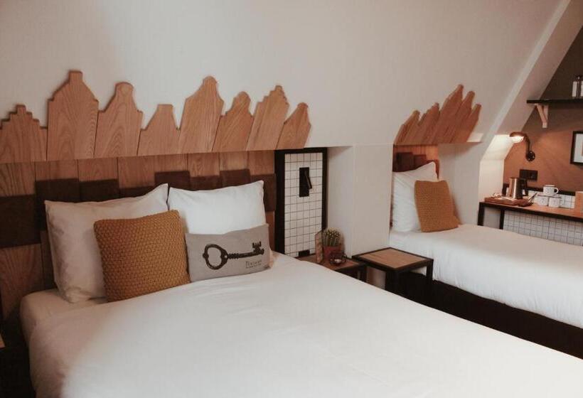 اتاق استاندارد سه نفره, Mr. Jordaan