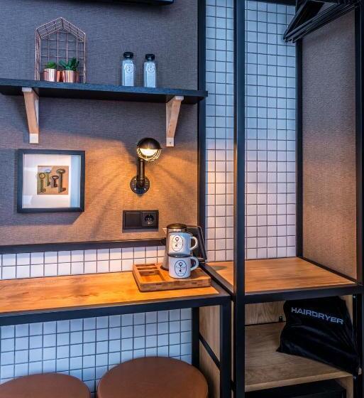 اتاق استاندارد, Mr. Jordaan