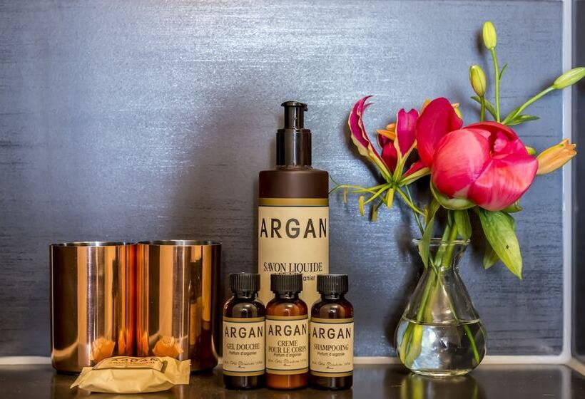 اتاق استاندارد سه نفره, Mr. Jordaan