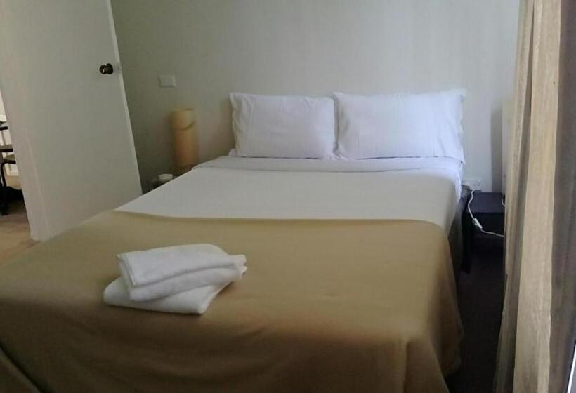 اتاق خانوادگی, Blue Pacific Motel Swansea