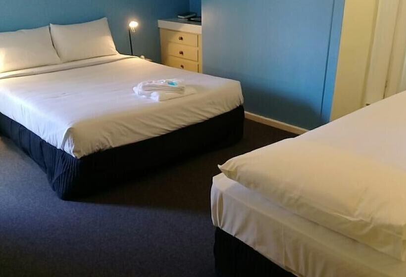 اتاق خانوادگی, Blue Pacific Motel Swansea
