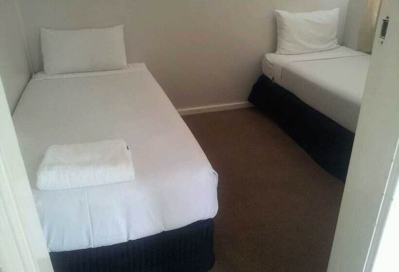 اتاق خانوادگی, Blue Pacific Motel Swansea