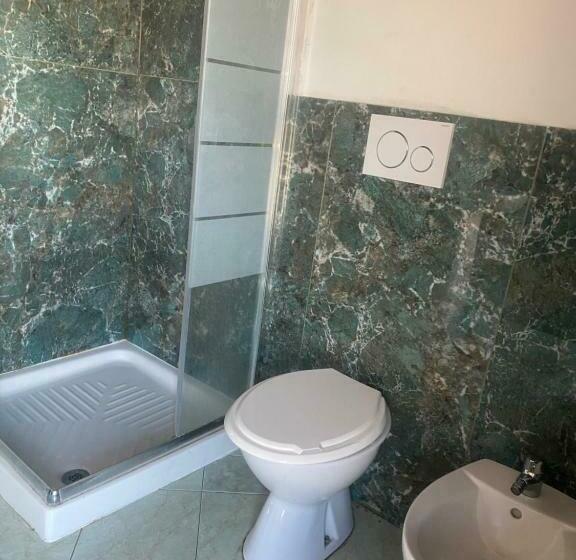 标准三人间共用浴室, Mrhostel Milano