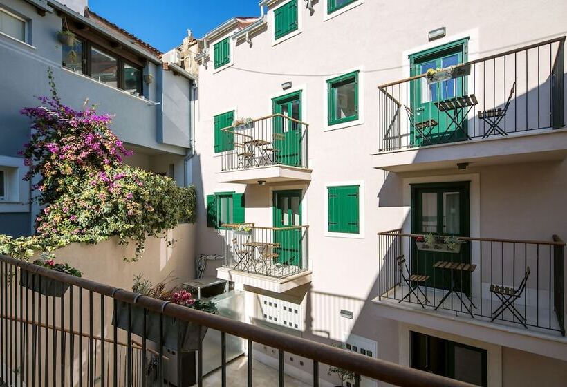 Estudi Estàndard Interior, Apartments Korta