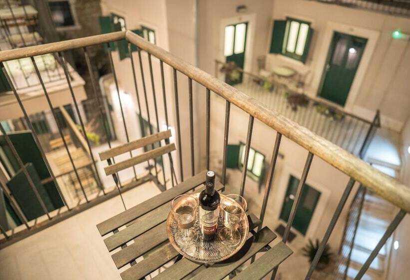 Estudi Estàndard Interior, Apartments Korta