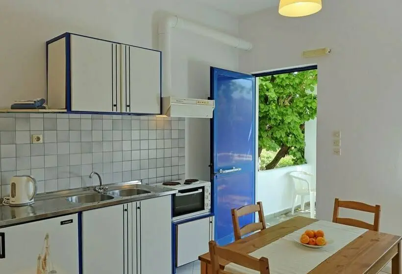 スタンダードスタジオ, Spanos Apartments