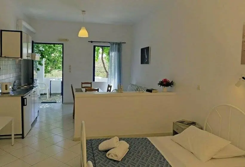 スタンダードスタジオ, Spanos Apartments