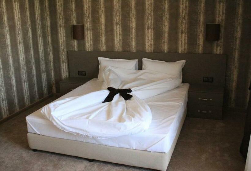 Quarto Estandar, Nove