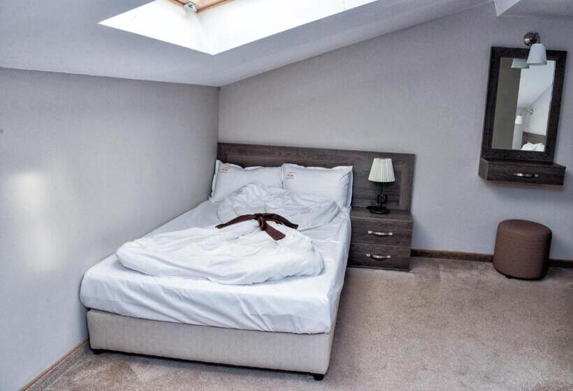 Quarto Estandar Individual, Nove