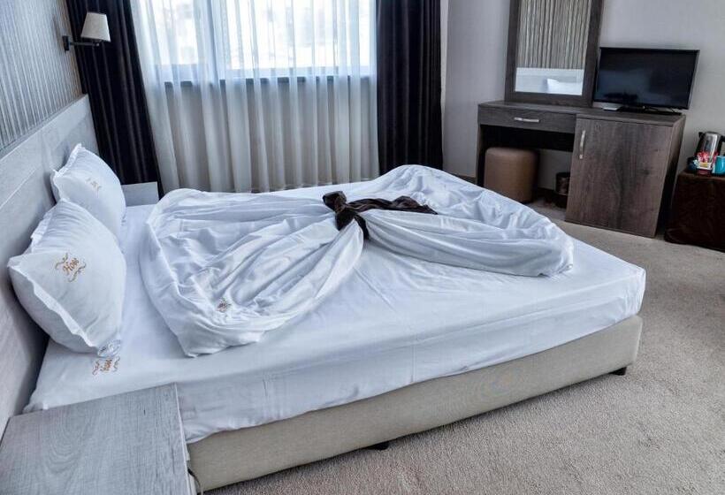 Quarto Triplo Estandar, Nove