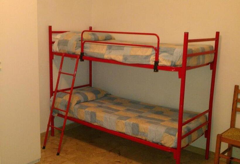 غرفة قياسية رباعية, Country House Una