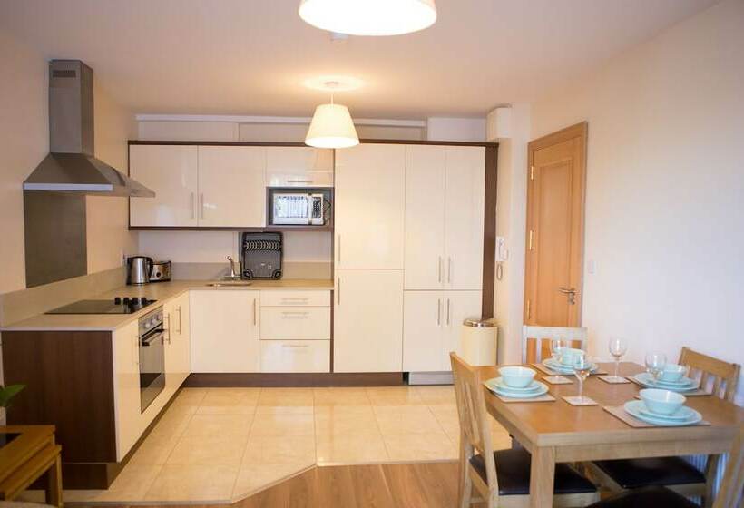 דירת חדר, Broc House Suites