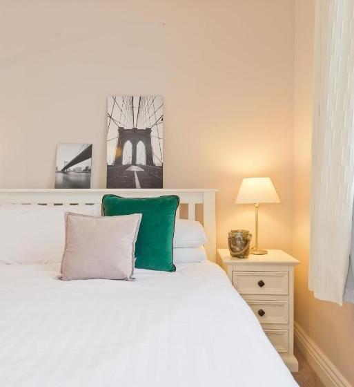 דירת חדר, Broc House Suites