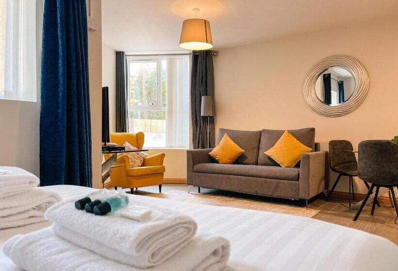 סטודיו סופריור, Broc House Suites