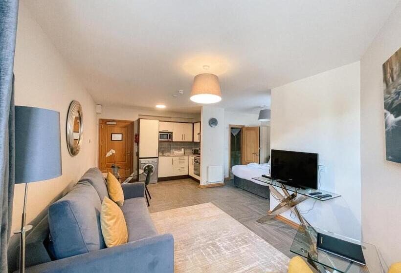 סטודיו סופריור, Broc House Suites