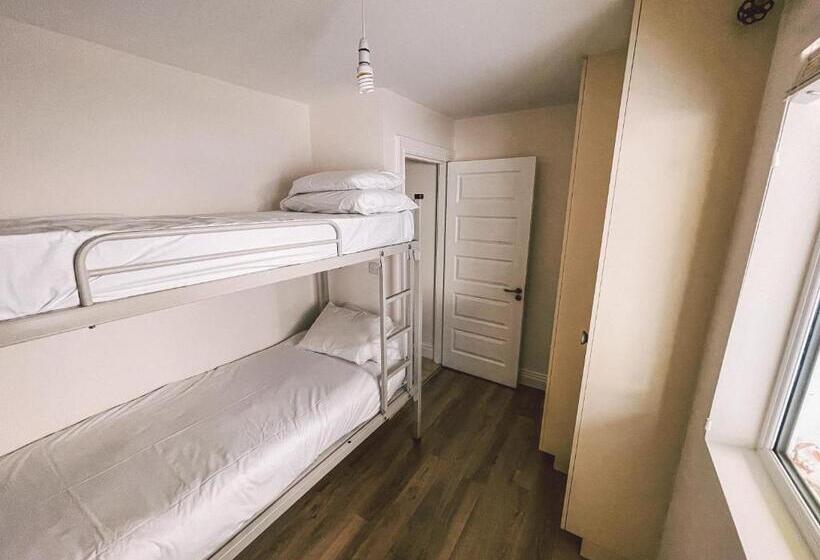 בית, 3 חדרי שינה, Broc House Suites