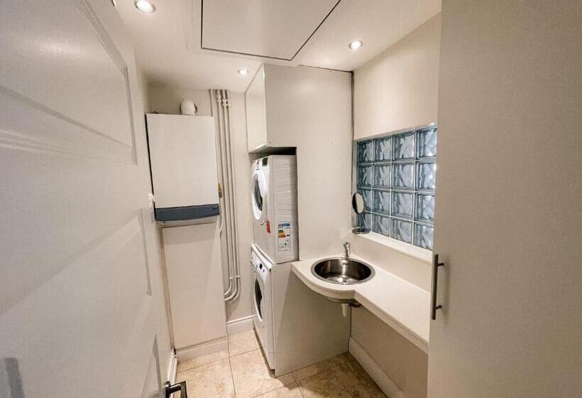 בית, 3 חדרי שינה, Broc House Suites