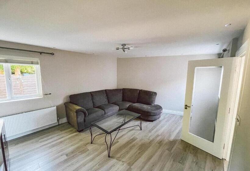 בית, 3 חדרי שינה, Broc House Suites