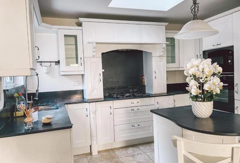 3 Bedroom House, Broc House Suites