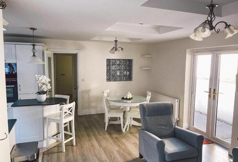 בית, 3 חדרי שינה, Broc House Suites