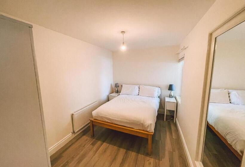 בית, 3 חדרי שינה, Broc House Suites