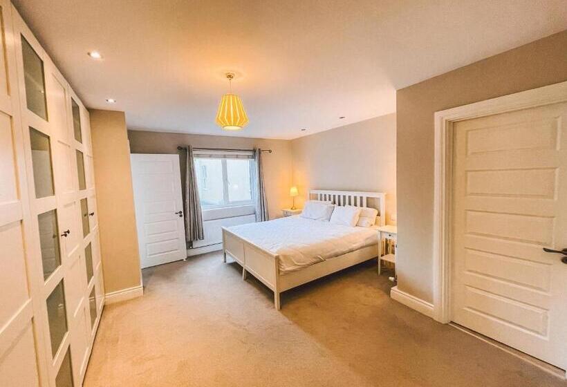 בית, 3 חדרי שינה, Broc House Suites