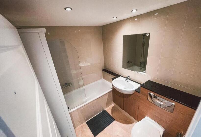 בית, 3 חדרי שינה, Broc House Suites