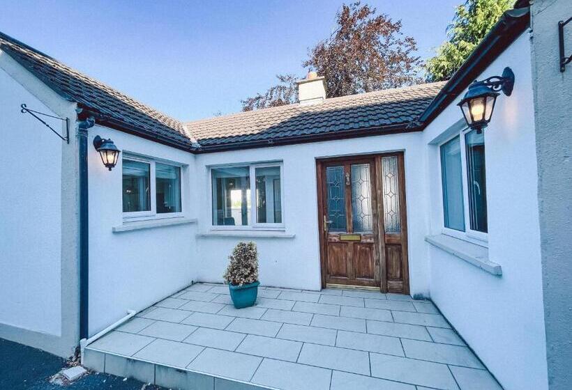 בית, 3 חדרי שינה, Broc House Suites