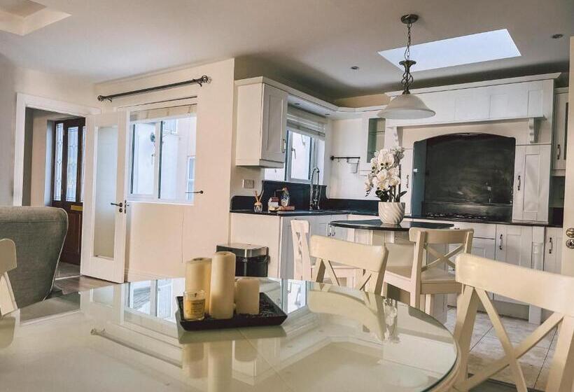 בית, 3 חדרי שינה, Broc House Suites