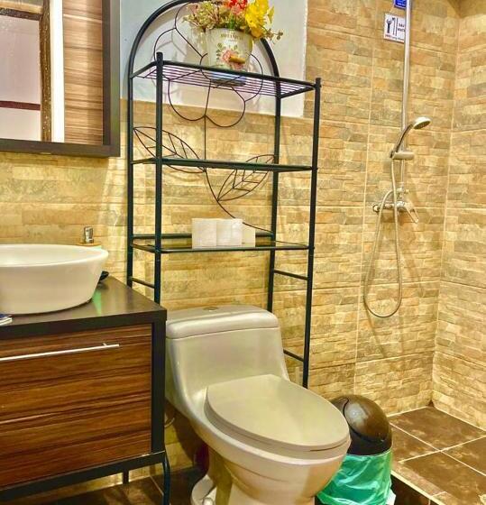 디럭스 스튜디오, Blue Door Housing Historic Quito