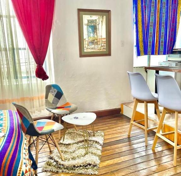 디럭스 스튜디오, Blue Door Housing Historic Quito