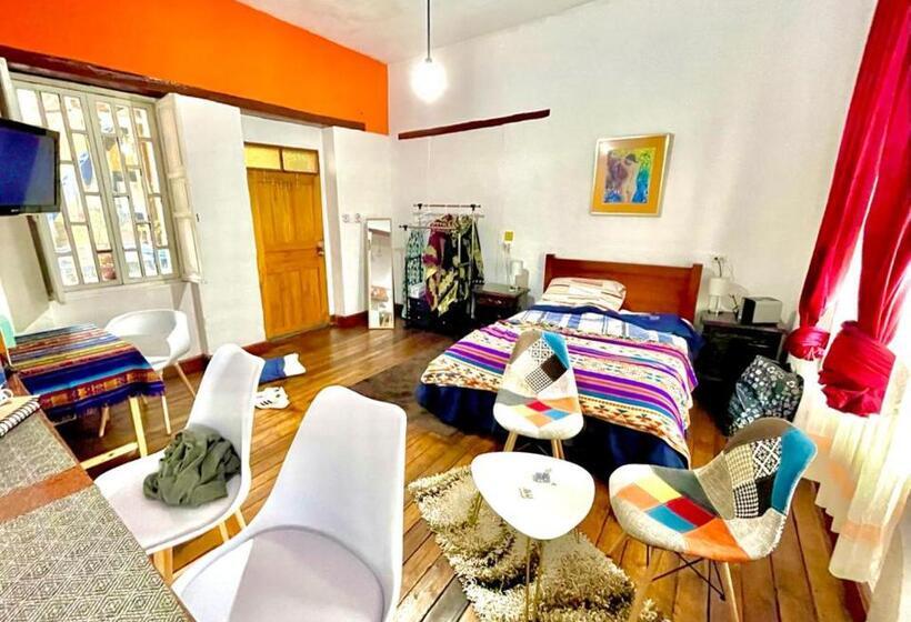 디럭스 스튜디오, Blue Door Housing Historic Quito