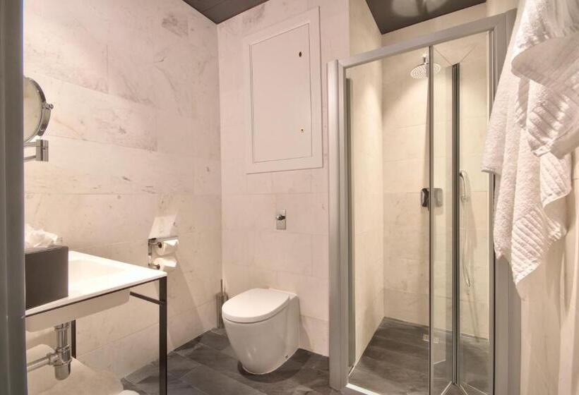 اتاق سوپریور با بالکن, La Falconeria